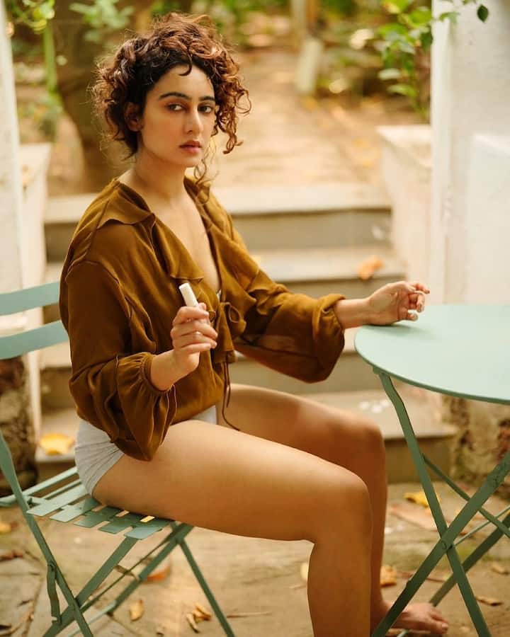 अभिनेत्री मेघा शुक्ला ने खुले बाल में कातिलाना पोज दिया। एक्ट्रेस के फैंस का दिल भी इन तस्वीरों पर आ गया।