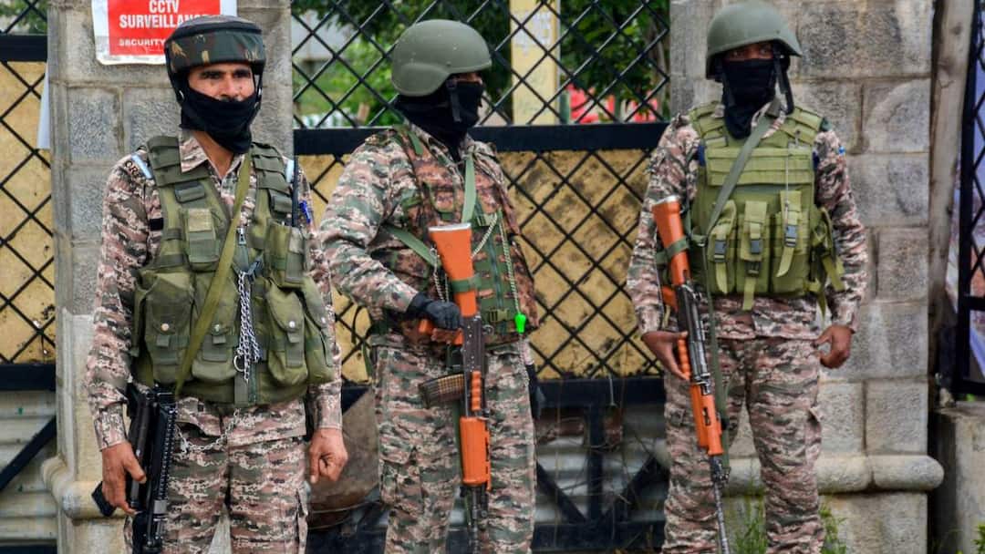 POK Rawalakot terror attack 2 policeman dead in bomb blast पाकिस्तान के कब्जे वाले कश्मीर में बागियों की पुलिस से भिड़ंत, चार की मौत, दो सुरक्षाकर्मियों ने भी गंवाई जान