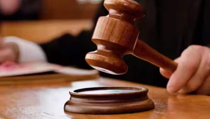 અને આ ઉપરાંત કોર્ટમાં ખોટી જુબાની આપવા બદલ તમને ભારતીય દંડ સંહિતાની કલમ 229 હેઠળ 3 વર્ષ સુધીની સજા થઈ શકે છે. અને 5000 રૂપિયા સુધીનો દંડ પણ થઈ શકે છે. તેથી બંને સજા એકસાથે આપી શકાય છે.