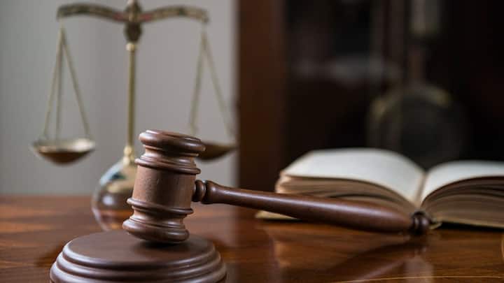 लेकिन जब आप किसी बहुत जरूरी स्थिति में झूठ बोलते हैं. तब उसके परिणाम बड़े हो सकते हैं. मान लीजिए आप कोर्ट में गवाही देने जा रहे हो लेकिन आपने झूठी गवाही दे दी. अपने जज के सामने झूठ बोल दिया.