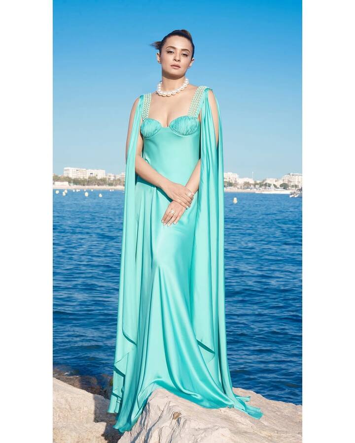 If you are looking for some gown types. So you can also see this bodyfit long gown of the actress. In this, you will also look like a beauty like Surveen.