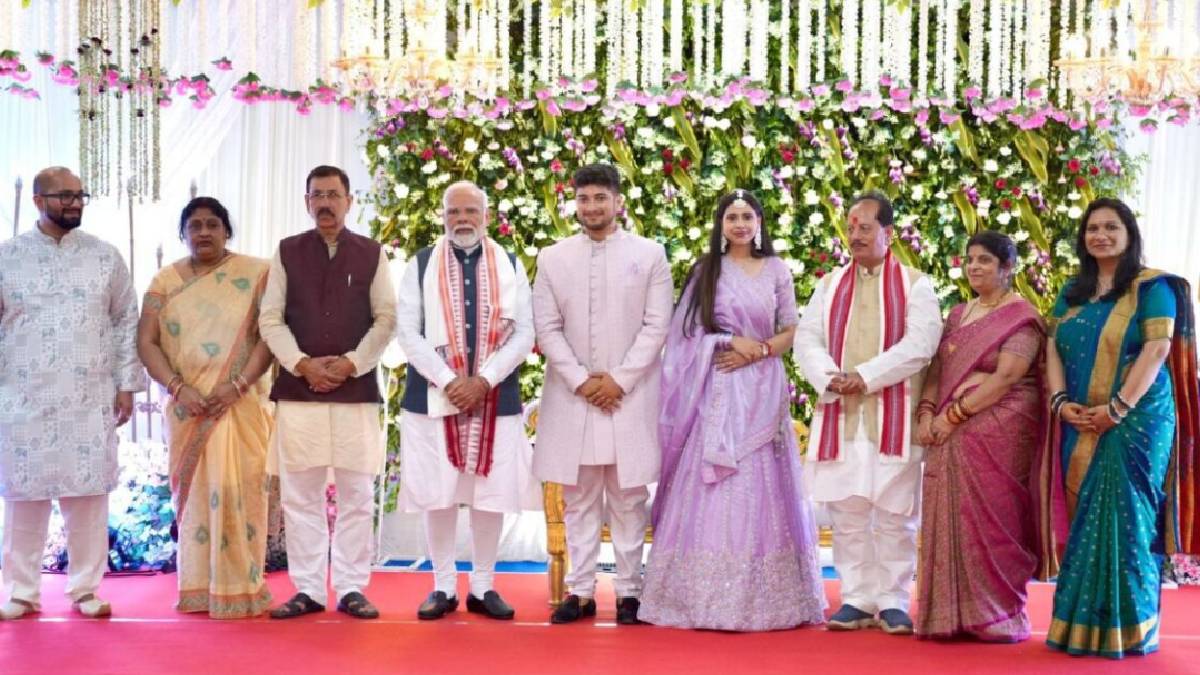 PM Modi: पटना में पीएम मोदी ने विजय सिन्हा के बेटे की शादी में की शिरकत, वर-वधू को दिया आशीर्वाद