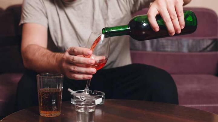 तंबाकू के अलावा शराब पीना माउथ कैंसर का बड़ा कारण है. जो लोग ज्यादा शराब पीते हैं, उन्हें मुंह के कैंसर का खतरा कई गुना ज्यादा होता है. इसके साथ ही जेनेटिक, सुपारी ज्यादा चबाना, मसूड़ों की बीमारी और एपस्टीन-बार वायरस भी माउथ कैंसर का कारण हो सकता है.