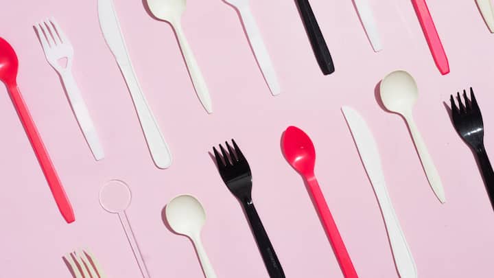 2. Say Goodbye To Single-Use Products: Replace disposable items like plastic cutlery, paper towels, and straws with reusable alternatives. This is simple and easy step yet drastically cuts down on waste. It saves money and encourages more mindful consumption for the sake of the environment. (Image Source: Canva)