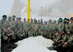 ਠੰਡ 'ਚ ਹੇਮਕੁੰਟ ਸਾਹਿਬ ਆਉਣ ਵਾਲੀਆਂ ਸੰਗਤਾਂ ਲਈ ਫੌਜ ਨੇ ਕਿਵੇਂ ਬਰਫੀਲੇ ਰਸਤੇ ਕੀਤੇ ਸਾਫ, ਵੀਡੀਓ ਦੇਖ ਜੁੜਨਗੇ ਹੱਥ