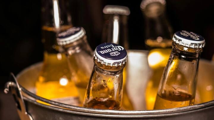 गर्मी के बजाय लोग सर्दियों के मौसम में शराब पीना थोड़ा ज्यादा पसंद करते हैं. इसकी वजह यह है कि ऐसा कहा जाता है कि गर्मियों के मौसम में शराब का नशा जल्दी चढ़ता है.