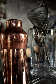 वाढणारे कोलेस्ट्रॉल होईल कमी; जाणून घ्या तांब्याच्या भांड्यातील पाणी पिण्याचे फायदे!