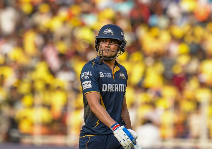 ऑरेंज कैप की रेस में शुभमन गिल भी शामिल है. गिल ने इस सीजन में 14 मैचों में 54.08 की औसत से 649 रन बनाए हैं. वहीं सूर्यकुमार यादव भी लिस्ट में शामिल हैं. सूर्या ने 14 मैचों में 71.11 की औसत से 640 रन जड़े हैं.