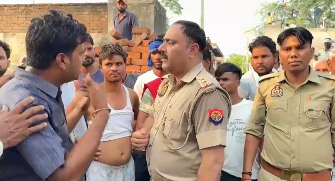 एटा में कलश यात्रा को लेकर दो समुदायों के बीच जमकर बवाल, अब पुलिस ने इन लोगों को भेजा नोटिस UP Huge uproar between two communities in Etah Regarding Kalash Yatra now Police Sent notice ANN एटा में कलश यात्रा को लेकर दो समुदायों के बीच जमकर बवाल, अब पुलिस ने इन लोगों को भेजा नोटिस