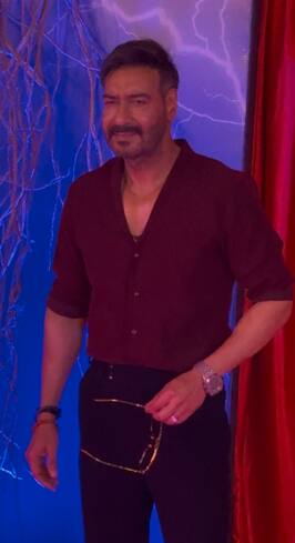 अजय ने भी इस दौरान पैप्स के लिए खूब पोज दिए.