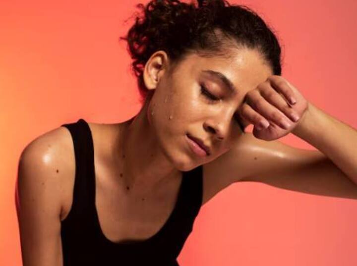 ਪਸੀਨਾ ਆਉਣਾ ਜਾਂ ਬੇਚੈਨੀ ਮਹਿਸੂਸ ਹੋਣਾ: ਸ਼ੂਗਰ ਦੇ ਪੱਧਰ ਵਿੱਚ ਅਚਾਨਕ ਉਤਰਾਅ-ਚੜ੍ਹਾਅ ਰਾਤ ਨੂੰ ਪਸੀਨਾ ਆਉਣਾ ਅਤੇ ਚਿੰਤਾ ਦਾ ਕਾਰਨ ਬਣ ਸਕਦਾ ਹੈ। ਇਹ ਸੰਕੇਤ ਖਾਸ ਤੌਰ 'ਤੇ ਉਦੋਂ ਦਿਖਾਈ ਦਿੰਦੇ ਹਨ ਜਦੋਂ ਦਿਨ ਵੇਲੇ ਸ਼ੂਗਰ ਕੰਟਰੋਲ ਵਿੱਚ ਹੁੰਦੀ ਹੈ, ਪਰ ਰਾਤ ਨੂੰ ਨਹੀਂ।