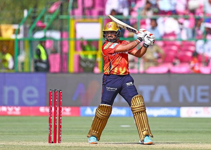 प्रभसिमरन ने इस सीजन में जबरदस्त बल्लेबाजी की है. पंजाब ने उन्हें इस सीजन के लिए रिटेन किया था. उन्होंने इस साल 499 रन बना दिए. इस दौरान उनका स्ट्राइक रेट 165.78 का रहा है.