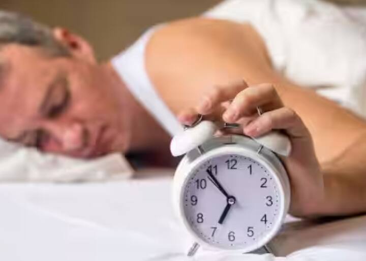 ਸਵੇਰੇ ਉੱਠਦਿਆਂ ਹੀ ਧੁੰਦਲੀ ਨਜ਼ਰ ਹੋਣਾ: ਸ਼ੂਗਰ ਦਾ ਪੱਧਰ ਵਧਣ ਨਾਲ ਅੱਖਾਂ ਦੀਆਂ ਨਾੜੀਆਂ ਪ੍ਰਭਾਵਿਤ ਹੋ ਸਕਦੀਆਂ ਹਨ, ਜਿਸ ਕਾਰਨ ਸਵੇਰੇ ਕੁਝ ਸਮੇਂ ਲਈ ਨਜ਼ਰ ਧੁੰਦਲੀ ਰਹਿੰਦੀ ਹੈ। ਜੇਕਰ ਇਹ ਲੱਛਣ ਵਾਰ-ਵਾਰ ਹੋ ਰਿਹਾ ਹੈ, ਤਾਂ ਤੁਰੰਤ ਸ਼ੂਗਰ ਟੈਸਟ ਕਰਵਾਓ।