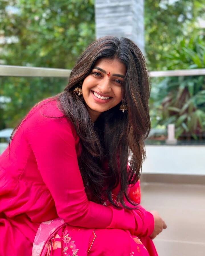 ఆంధ్రప్రదేశ్ కి చెందిన శిరీష..ఉన్నత చదువులు ఆష్ట్రేలియాలో చదువుకుంది. సినిమాలపై మక్కువతో హైదరాబాద్ వచ్చింది..ప్రతినిధి 2 లో ఛాన్స్ అందుకుంది..