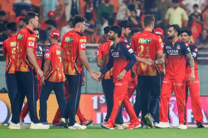 आरसीबीच्या गोलंदाजांनी पंजाबच्या फलंदाजांना 101 धावांवर रोखलं. यानंतर आरसीबीनं ही धावसंख्या 10 ओव्हरमध्येच पार केली. आरसीबीनं 10 ओव्हरमध्ये 2 बाद 106 धाव केल्या.