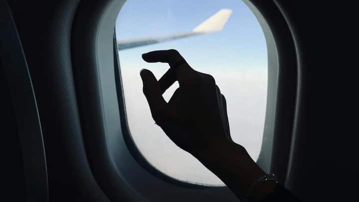 प्लेन में टेकऑफ और लैंडिंग के दौरान सबसे ज्यादा खतरा होता है. ऐसे में खिड़की के शटर खुले रहते हैं. इसकी सबसे बड़ी वजह है कि इमरजेंसी की स्थिति में बाहर का हाल पता चलना चाहिए.