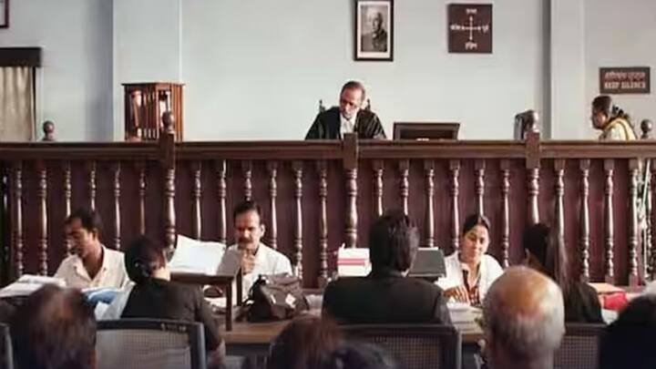 Court Laws: કોર્ટમાં ક્યારેય ખોટી જુબાની ન આપો કે કંઈ ખોટું ન બોલો. નહીંતર તમે મુશ્કેલીમાં મુકાઈ જશો. આ કૃત્ય માટે તમને કેટલી સજા થઈ શકે છે. ચાલો તમને જણાવીએ. ગાંધીજી કહેતા હતા કે લોકોએ હંમેશા સત્ય બોલવું જોઈએ. અને હંમેશા સત્યના માર્ગ પર ચાલવું જોઈએ. પરંતુ ક્યારેક લોકો કોઈને નુકસાન પહોંચાડવાના ઈરાદા સાથે અને ક્યારેક મિત્રો સાથે મજાક તરીકે જૂઠું બોલે છે.