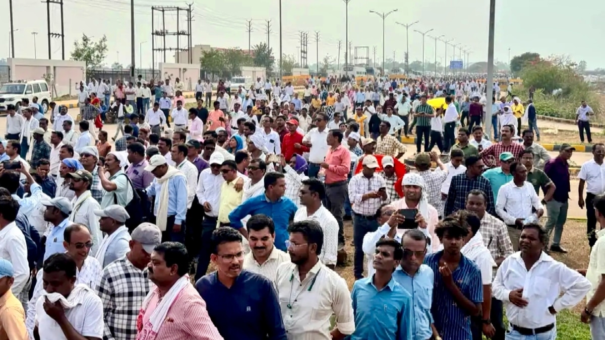 छत्तीसगढ़ सरकार के एक आदेश से 43 हजार शिक्षकों के रोजगार का संकट, सड़कों पर उतरे टीचर्स