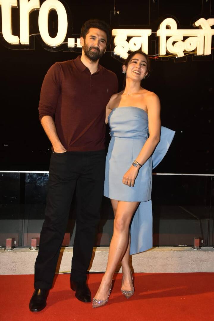 आदित्य रॉय कपूर के लुक की बात करें तो वो बेहद ही सिंपल अंदाज में वाइन कलर की टी शर्ट और उसके साथ ब्लैक पेंट पहनी हुई थी