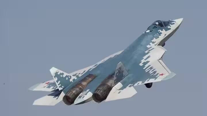 Stealth Fighter Jet: ભારત સ્ટીલ્થ ફાઇટર જેટની દુનિયામાં પ્રવેશી ગયું છે. હવે આપણે આવા ફાઇટર પ્લેન માટે કોઈના પર નિર્ભર રહેવાની જરૂર નથી. સંરક્ષણ મંત્રાલયે પાંચમી પેઢીના ડીપ-પેનિટ્રેશન એડવાન્સ્ડ મીડિયમ કોમ્બેટ એરક્રાફ્ટના એક્ઝિક્યુશન મોડેલને સત્તાવાર રીતે મંજૂરી આપી દીધી છે. જ્યારે પાકિસ્તાન ચીન પાસેથી સ્ટીલ્થ ફાઇટર જેટ ખરીદી રહ્યું છે, ત્યારે ભારતે પોતાના પર સ્ટીલ્થ એરક્રાફ્ટ બનાવવા તરફ પગલાં લીધાં છે. ભારત તેની ક્ષમતાઓ વધારવા માટે સ્ટીલ્થ ફાઇટર જેટ પર ધ્યાન કેન્દ્રિત કરી રહ્યું છે. ચાલો જાણીએ કે સ્ટીલ્થ ફાઇટર જેટ શું છે અને તે શા માટે આટલા ખાસ છે.