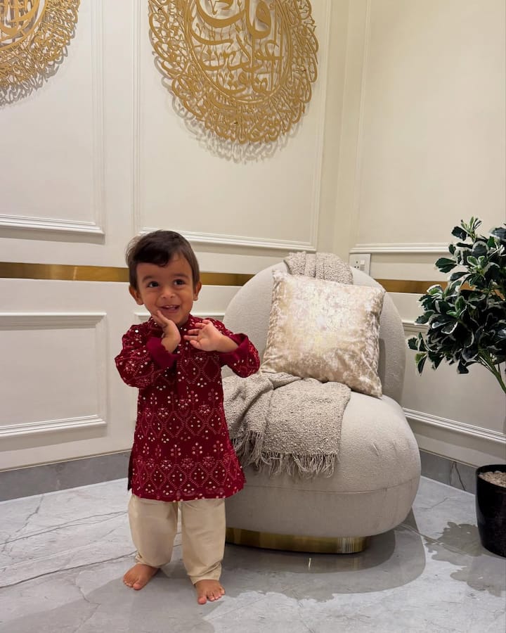 Deepika and Shoaib's bedroom is also very comfortable and stylish. Glass strips on the walls and white marble and floor are making this room more cool.