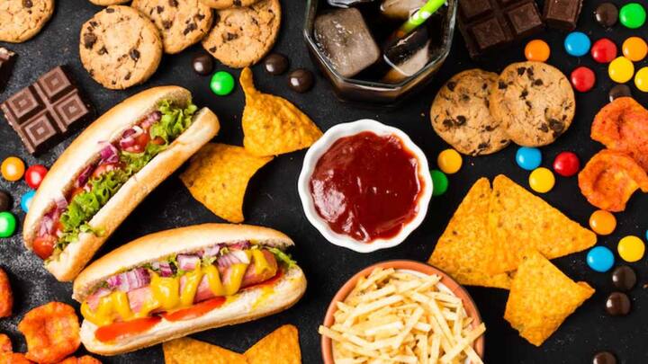 इसके अलावा मिलावट और खराब खाना भी माउथ कैंसर भी वजह बन सकता है. आजकल खाने-पीने की चीजों में मिलावट बहुत बढ़ गई है. जैसे अक्सर लोग मार्केट से खरीदकर ही चीजें ज्यादा खाते हैं. ऐसे में ये मिलावट वाला खाना धीरे-धीरे शरीर को नुकसान पहुंचाता है और कैंसर की वजह बन सकता है.