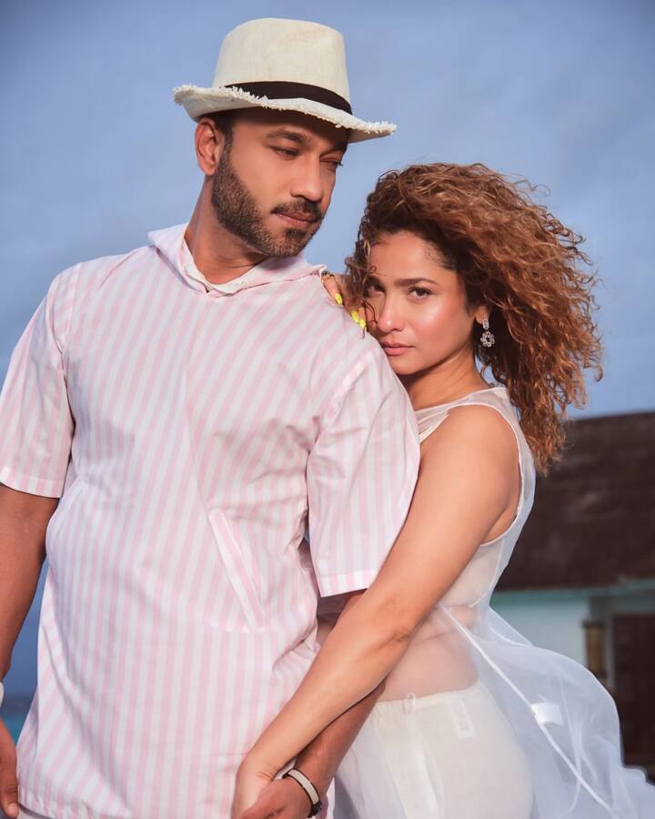 She completes her breezy look with a pair of floral dangling earrings.