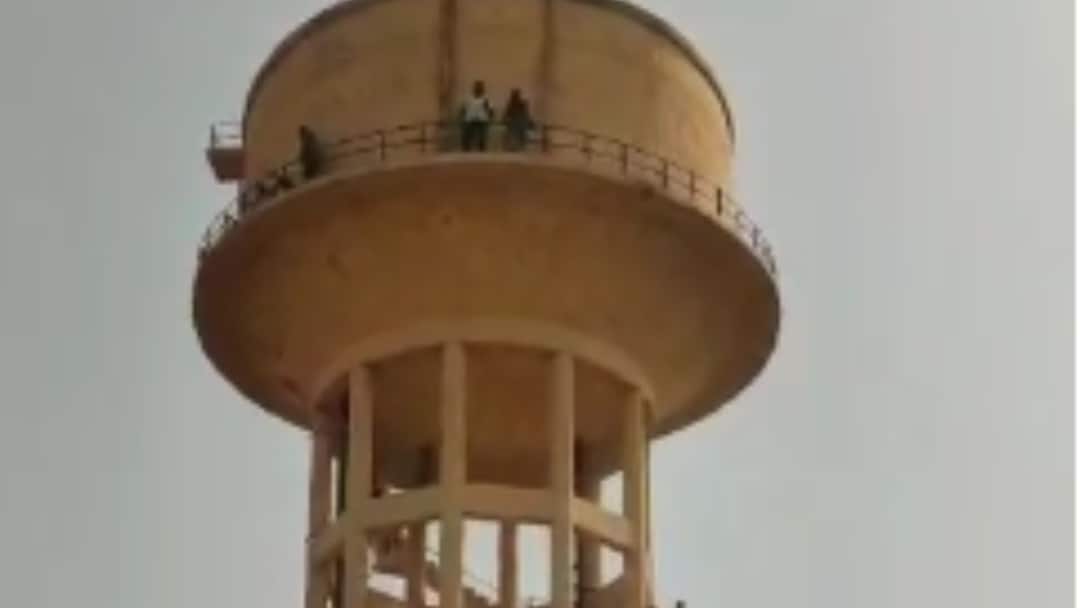 जोधपुर में पानी टंकी पर चढ़ीं पंचायत समिति प्रधान, इस मुद्दे पर अपनी ही सरकार को घेरा Jodhpur BJP Mahila Morcha President Keru Pradhan Anushree Poonia Protested against her own Govt Climbing Water tank with villagers Rajasthan जोधपुर में पानी टंकी पर चढ़ीं पंचायत समिति प्रधान, इस मुद्दे पर अपनी ही सरकार को घेरा