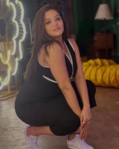 ब्लैक डीपनेक ड्रेस में पहन कैमरे के सामने इतराईं मोनालिसा, फैंस बोले - ‘आप तो क्वीन हैं..’