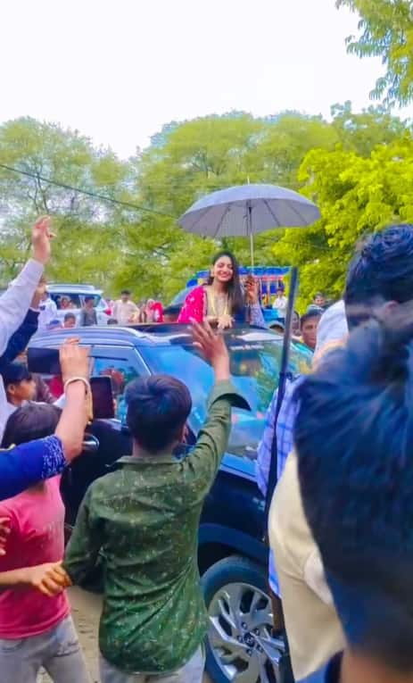 The star has become Kumbh's viral girl Monalisa, watching this video, you will also say- what is luck