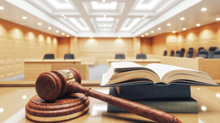 तो आपको बता दें ऐसे करना गलत होता है. और इस तरह की स्थिति में आपको सजा भी भुगतनी पड़ सकती है. इसलिए जब आप कोर्ट में जाएं तो कभी भी झूठ ना बोले. हमेशा सच का ही साथ दें और जो सच है वही कहें.