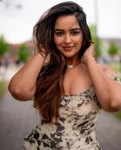 Hari Hara Veera Mallu: ఇంగ్లాండ్‌లో ఇండియన్ బ్యూటీ... పవన్ 'వీరమల్లు'లో నటించిన అమ్మాయ్ గ్లామర్ ఫోటోలు