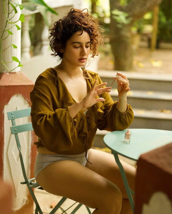 बॉलीवुड फिल्म अभिनेत्री मेघा शुक्ला अपनी बोल्डनेस के लिए जानी जाती हैं। एक्ट्रेस मेघा शुक्ला अक्सर सोशल मीडिया पर अपनी बोल्ड तस्वीरें शेयर करती रहती हैं।