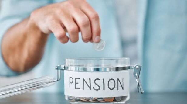 ਮੰਤਰਾਲਾ ਮੁਲਾਂਕਣ ਕਰੇਗਾ ਕਿ ਬਰਖਾਸਤਗੀ ਨਿਰਪੱਖ ਸੀ ਜਾਂ ਨਹੀਂ ਅਤੇ ਕੀ ਇਸ ਆਧਾਰ 'ਤੇ ਸੇਵਾਮੁਕਤੀ ਲਾਭ ਜ਼ਬਤ ਕੀਤੇ ਜਾਣੇ ਚਾਹੀਦੇ ਹਨ। ਇਹ ਪ੍ਰਕਿਰਿਆ ਪਾਰਦਰਸ਼ਤਾ ਅਤੇ ਨਿਰਪੱਖਤਾ ਨੂੰ ਯਕੀਨੀ ਬਣਾਉਣ ਲਈ ਲਾਗੂ ਕੀਤੀ ਗਈ ਹੈ।