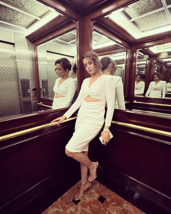You can carry this white front cut dress of Surveen Chawla for a night party. You can also complete your look by making your hair in hair like an actress.