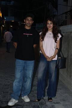 भाई शोविक के साथ स्पॉट हुईं रिया चक्रवर्ती, पिंक टॉप और ब्लू जींस में दिखीं स्टाइलिश
