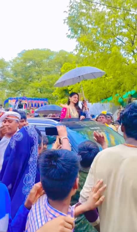The star has become Kumbh's viral girl Monalisa, watching this video, you will also say- what is luck