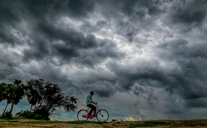 সকাল থেকেই প্রবল মেঘলা আকাশ। আলিপুর আবহাওয়া দফতরের তরফে জানান হয়েছে, ২৪ থেকে ৪৮ ঘণ্টার মধ্যে বর্ষা ঢুকছে উত্তরবঙ্গে। অন্যদিকে, বঙ্গোপসাগরের সুস্পষ্ট নিম্নচাপ শক্তি বাড়িয়ে আজই গভীর নিম্নচাপে পরিণত হওয়ার আশঙ্কা। আজ সারাদিনই মূলত মেঘলা আকাশের সম্ভাবনা। বিক্ষিপ্তভাবে বজ্রবিদ্যুৎ সহ ঝড় বৃষ্টি চলবে। আজও কাল ভারী থেকে অতি ভারী বৃষ্টির সতর্কতা। রবিবার পর্যন্ত চলবে বিক্ষিপ্তভাবে ভারী বৃষ্টি।