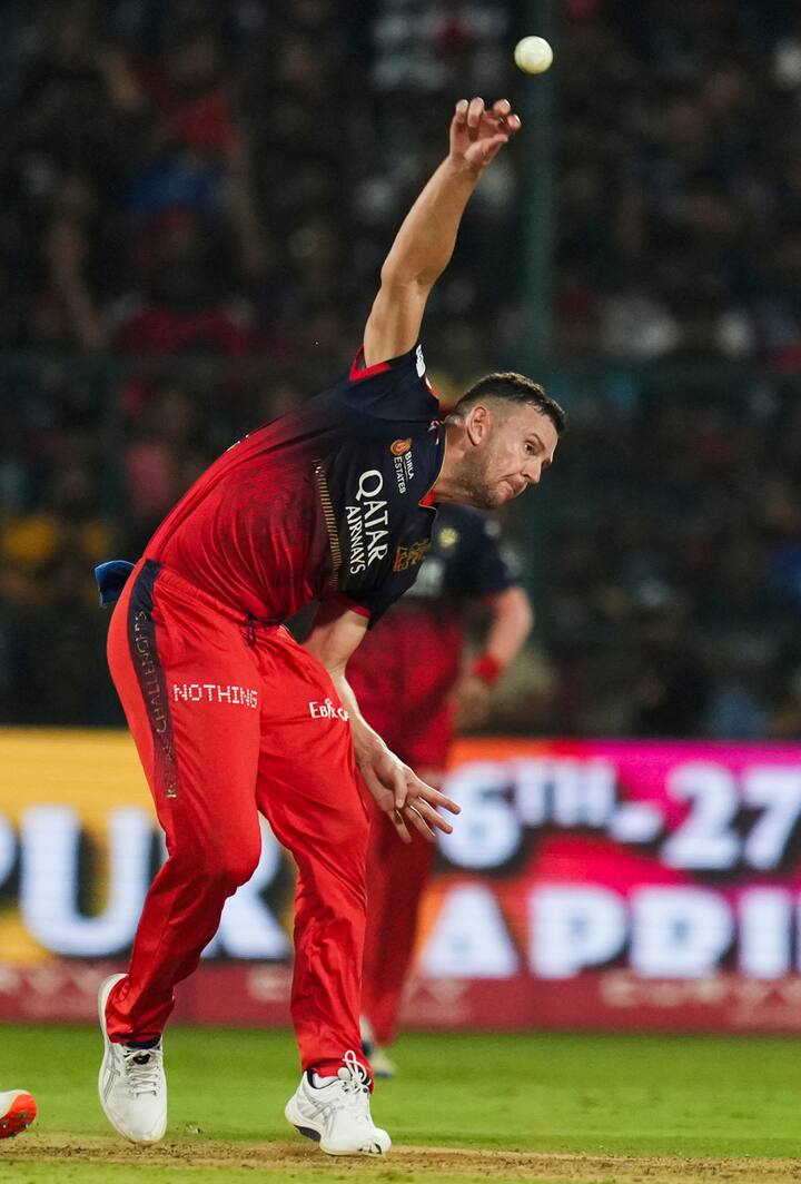 इसके अलावा ट्रेंट बोल्ट भी इस रेस में शामिल हैं. बोल्ट ने अभी तक 14 मैचों में 22.26 की औसत से 19 विकेट लिए हैं. वहीं जोश हेजलवुड ने 10 मैचों में 17.27 की औसत से 18 विकेट झटके हैं. वो भी पर्पल कैप जीतने के प्रबल दावेदार हैं. अर्शदीप सिंह भी 18 विकेट के साथ इस लिस्ट में शामिल हैं.