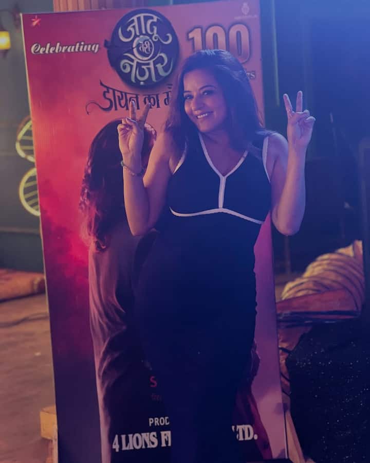 इन तस्वीरों में मोनालिसा का ग्लैमरस लुक देखने को मिल रहा है. एक्ट्रेस ब्लैक स्लीवलैस डीपनेक ड्रेस में कहर ढहाती दिखाई दी.