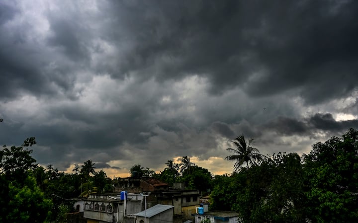 শুক্রবার ভারী বৃষ্টির সতর্কতা দক্ষিণবঙ্গের সব জেলাতে। ভারী বৃষ্টির সতর্কতা সব জেলাতে।  কলকাতা সহ বাকি জেলাতে ৭০ থেকে ১১০ মিলিমিটার অর্থাৎ ভারী বৃষ্টির সতর্কতা। উত্তর ও দক্ষিণ ২৪ পরগনা পূর্ব বর্ধমান নদিয়া মুর্শিদাবাদ জেলাতে ৫০ থেকে ৬০ কিলোমিটার গতিবেগে দমকা বাতাস বইবে।