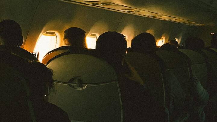 प्लेन में टेकऑफ और लैंडिंग के वक्त, आपातकालीन निकासी के दौरान व सुरक्षा के लिए प्लेन की खिड़की को खुला छोड़ा जाता है.