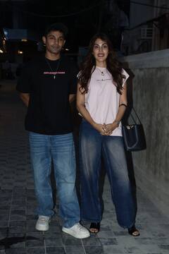 भाई शोविक के साथ स्पॉट हुईं रिया चक्रवर्ती, पिंक टॉप और ब्लू जींस में दिखीं स्टाइलिश