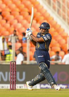 IPL 2025: लीग स्टेज खत्म, जानें किसके पास है ऑरेंज कैप और किसके पास है पर्पल कैप?