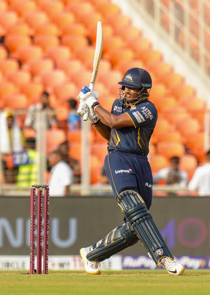 ऑरेंज कैप इस समय सुदर्शन के पास है. सुदर्शन ने अभी तक 14 मैचों में 679 रन बनाए हैं. इस दौरान उनका औसतक 52.23 और स्ट्राइक रेट 155.37 का रहा है. सुदर्शन ने इस सीजन में 5 अर्धशतक और 1 शतक लगाया है. सुदर्शन कम से कम एक मैच और आईपीएल में खेलते हुए दिखेंगे.