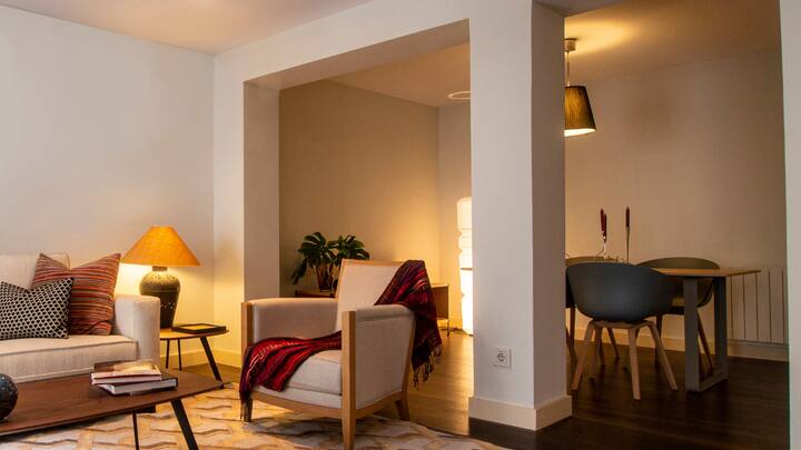 Open Borders for Different Stages of Room: Use of borders for areas divides a room into segments such as living area, dining area, and work area. Instead of sectioning off different regions, attempt to create divisions of areas by using clever furniture placement, rugs, or lights. (Image Source: Canva)
