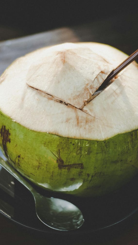 किन लोगों को नहीं खाना चाहिए कच्चा नारियल?