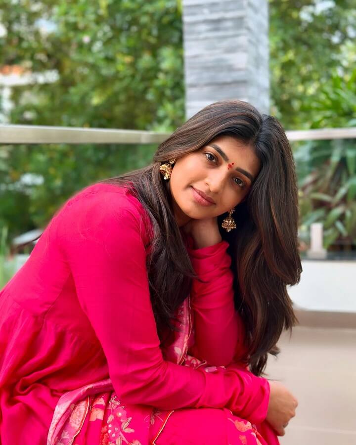 ప్రతినిధి 2 సినిమాలో తనతో కలసి స్క్రీన్ షేర్ చేసుకున్న శిరీషతో ప్రేమలో పడిన రోహిత్.. అక్టోబర్ 14న నిశ్చితార్థం చేసుకున్నారు