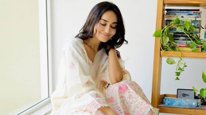 Adopting the soft elegance, Surbhi opted for this surreal white straight kurta set that featured intricate floral embroidery. Her light makeup and demure charm transformed this look into an effortless enchantress. (Image Source: Instagram/ surbhijyoti)