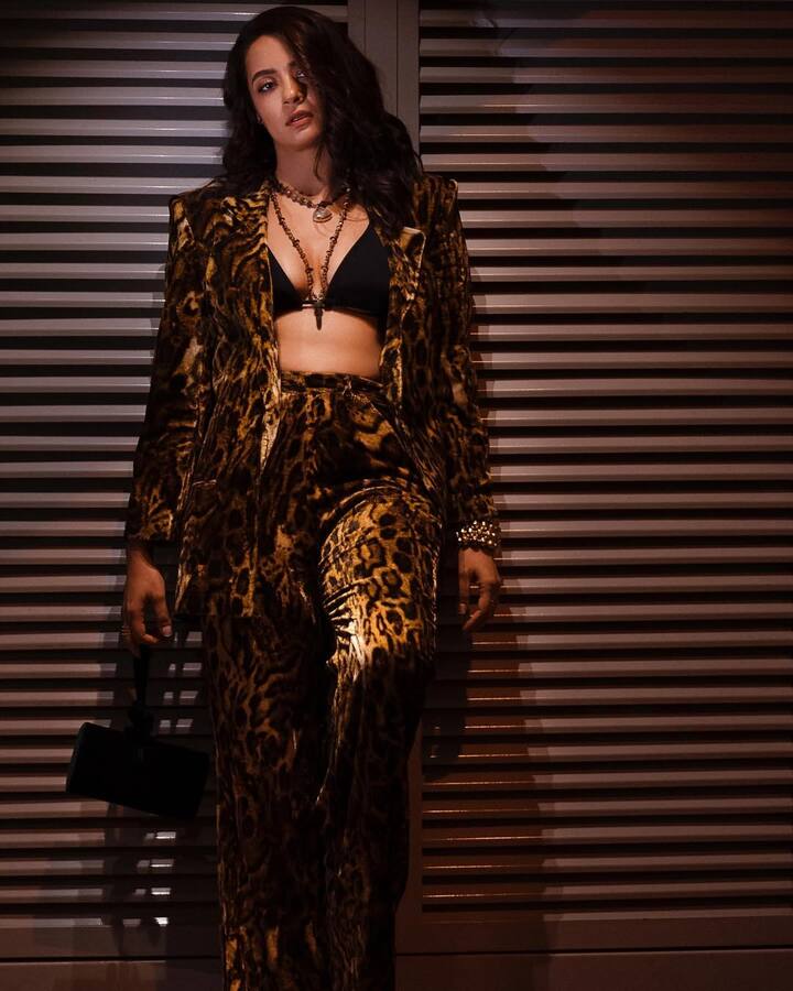 Surveen's paintsuit will also give you a wonderful look in the night party. You can wear it like an actress with a brlate or a crop top.